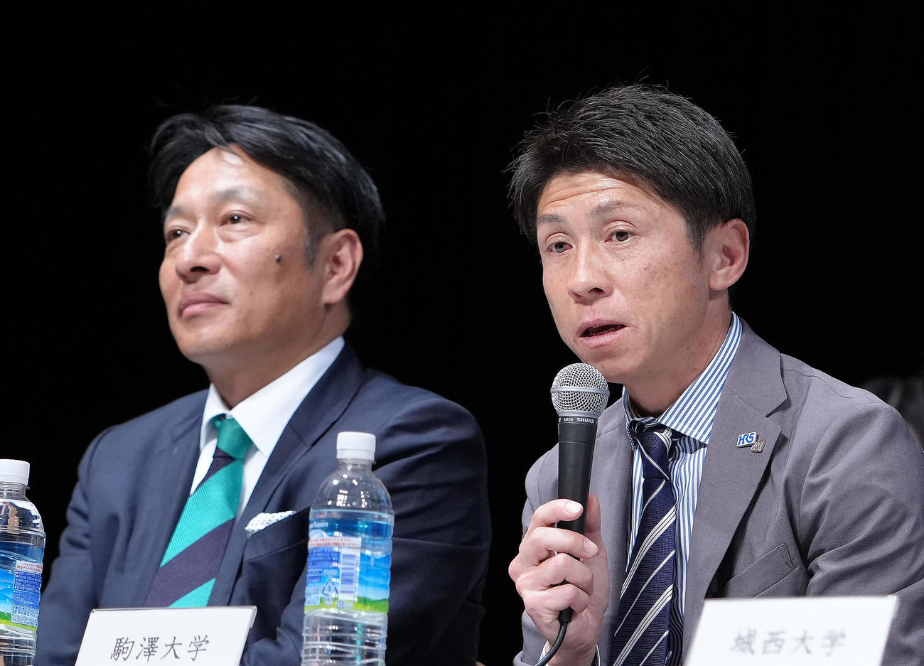 第101回箱根駅伝記者発表会で意気込みを語る駒大・藤田監督（右）。左は青学大・原監督（撮影・足立雅史）