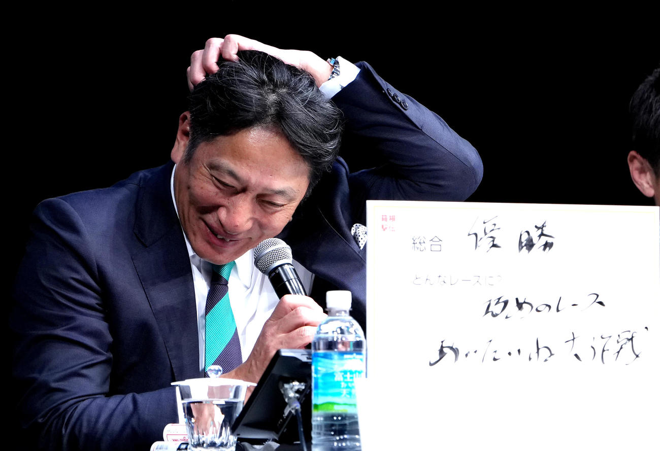 第101回箱根駅伝トークバトルで「あいたいね大作戦」を発表し、照れ笑いする青学大・原監督（撮影・足立雅史）