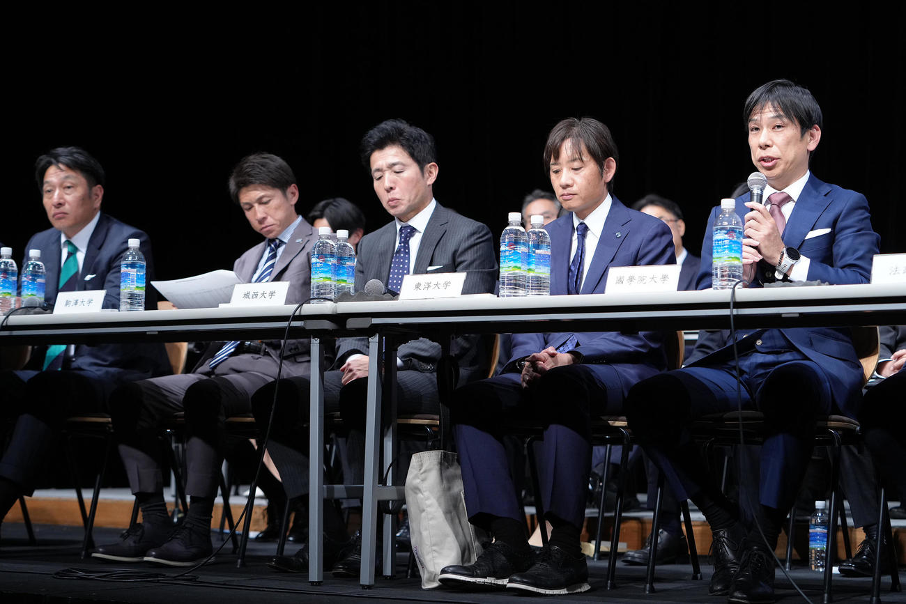 第101回箱根駅伝記者発表会で国学院大・前田監督（右端）の話に耳を傾ける青学大・原監督（左端）ら（撮影・足立雅史）