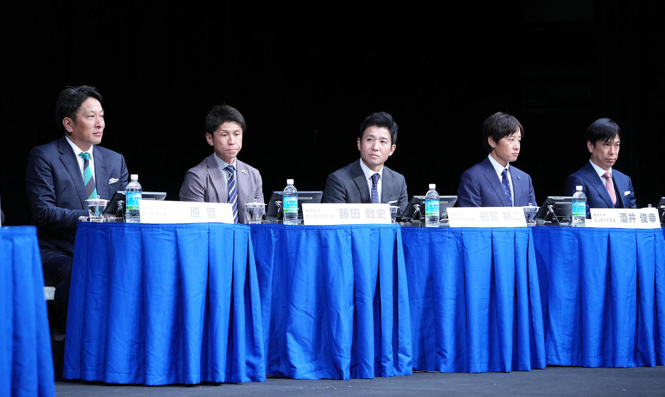 第101回箱根駅伝トークバトルに臨む、左から青学大・原監督、駒大・藤田監督、城西大・櫛部監督、東洋大・酒井監督、国学院大・前田監督（撮影・足立雅史）