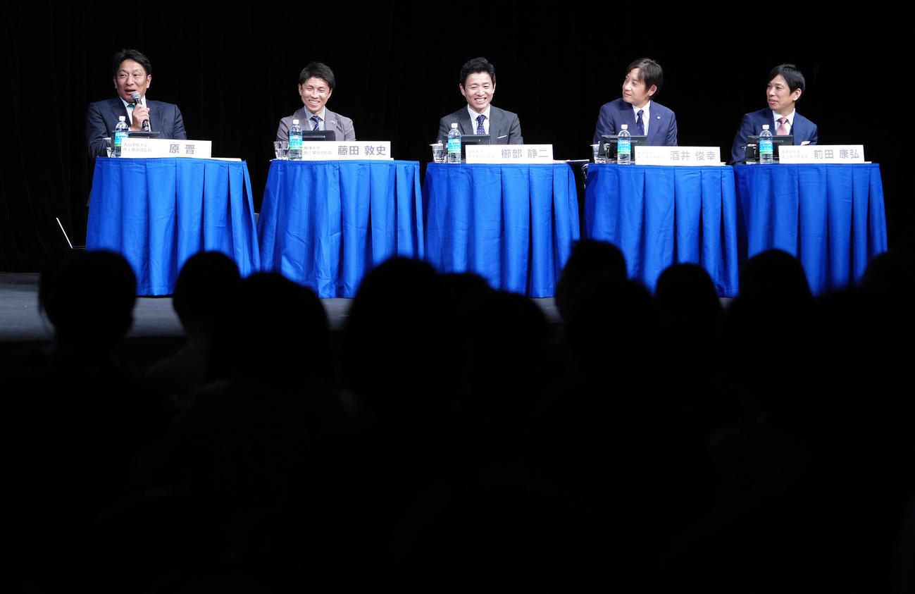 第101回箱根駅伝トークバトルに臨む、左から青学大・原監督、駒大・藤田監督、城西大・櫛部監督、東洋大・酒井監督、国学院大・前田監督（撮影・足立雅史）