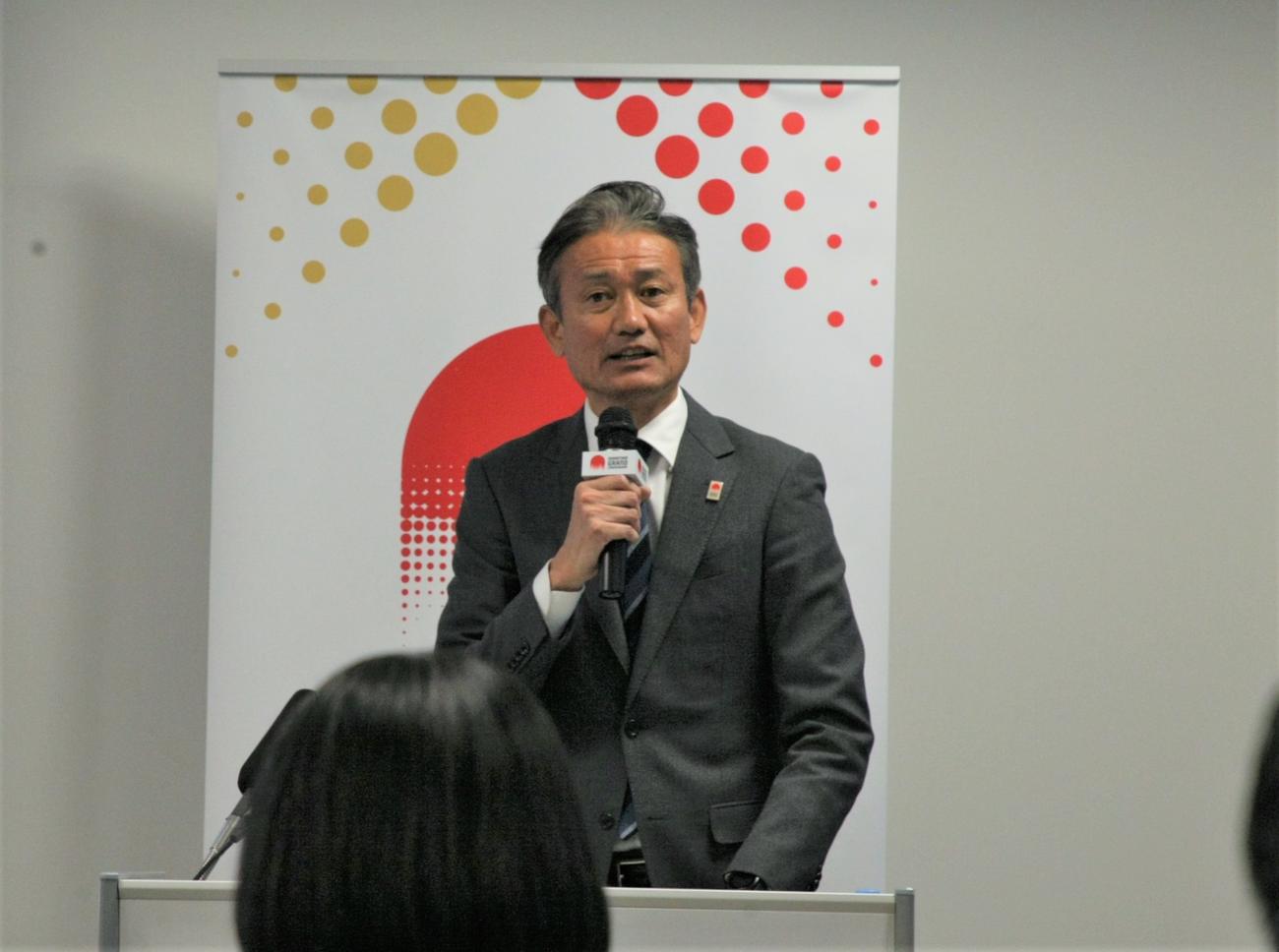28年ロサンゼルス五輪マラソン日本代表の選考方針について説明する高岡寿成シニアディレクター（撮影・藤塚大輔）