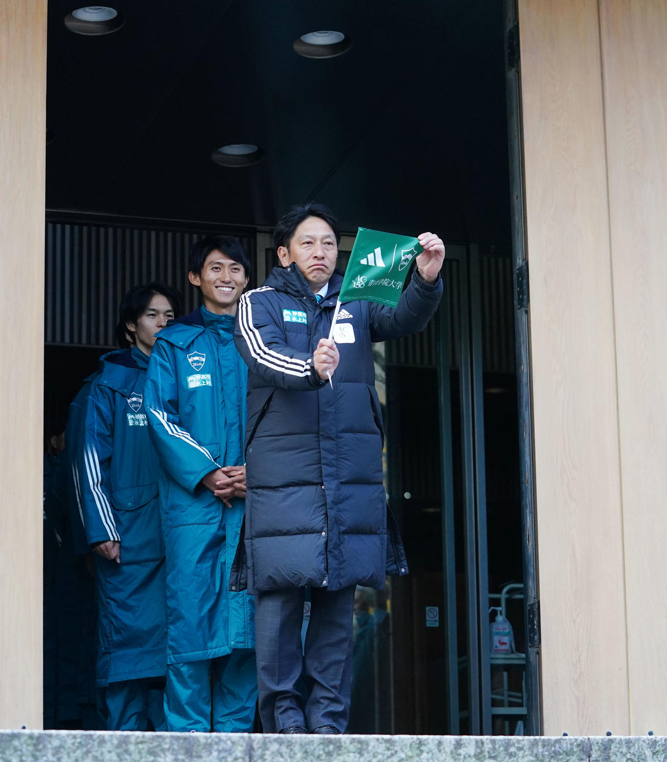 壮行会で小旗を手に入場する青学大・原監督（手前）（撮影・横山健太）