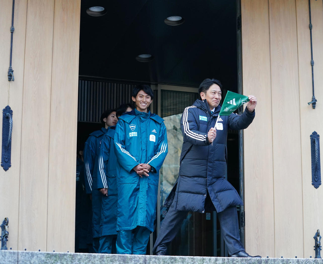 壮行会で小旗を手に入場する青学大・原監督（手前）（撮影・横山健太）