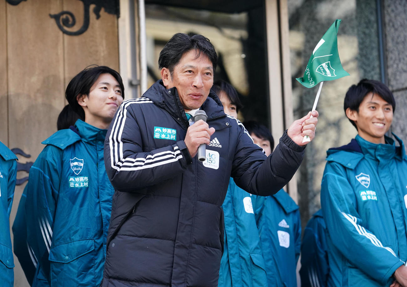 壮行会で小旗を手に箱根駅伝への意気込みを語る青学大・原監督（手前）（撮影・横山健太）