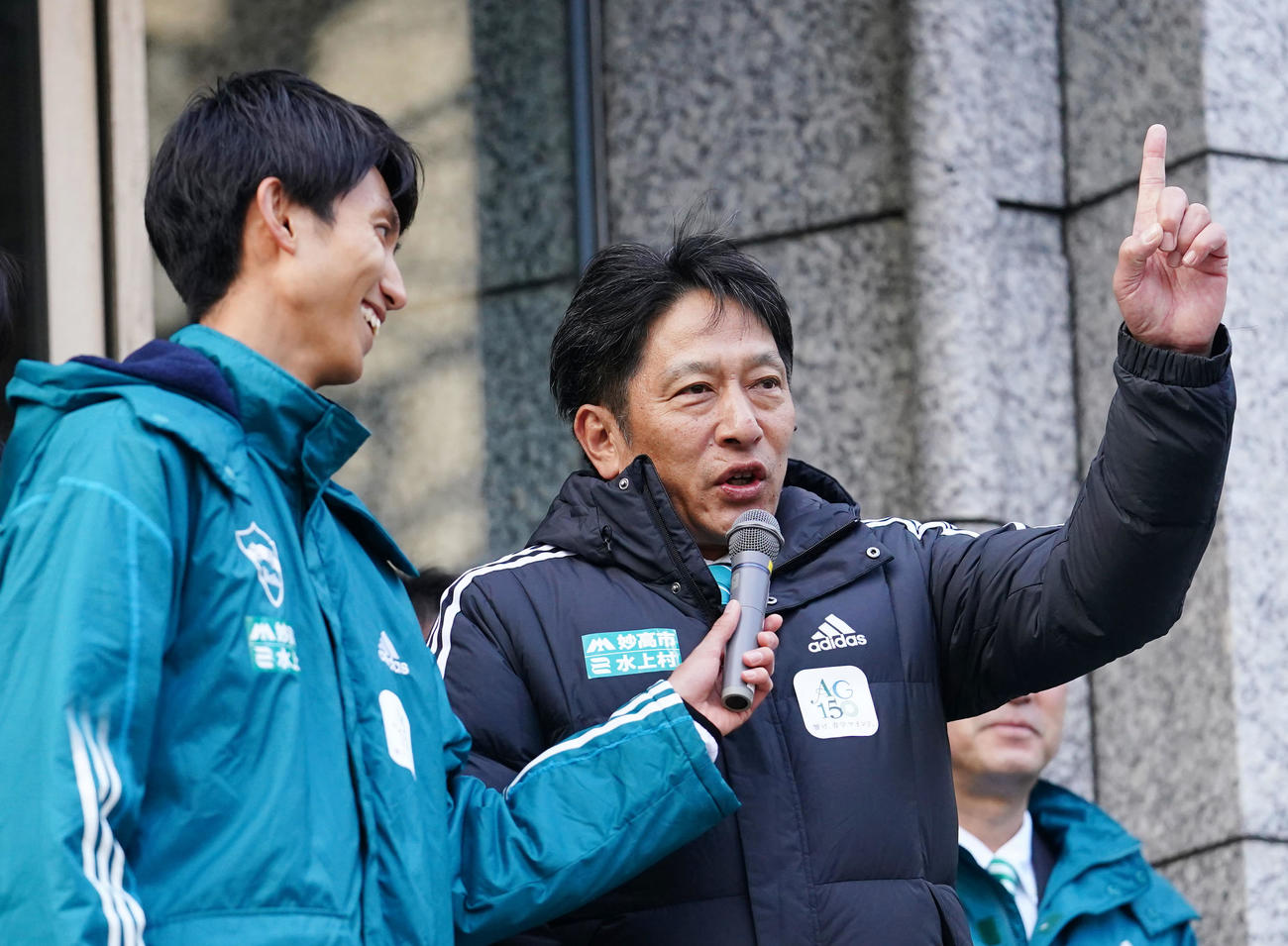 壮行会で1本指を立てる青学大・原監督。左は田中（撮影・横山健太）