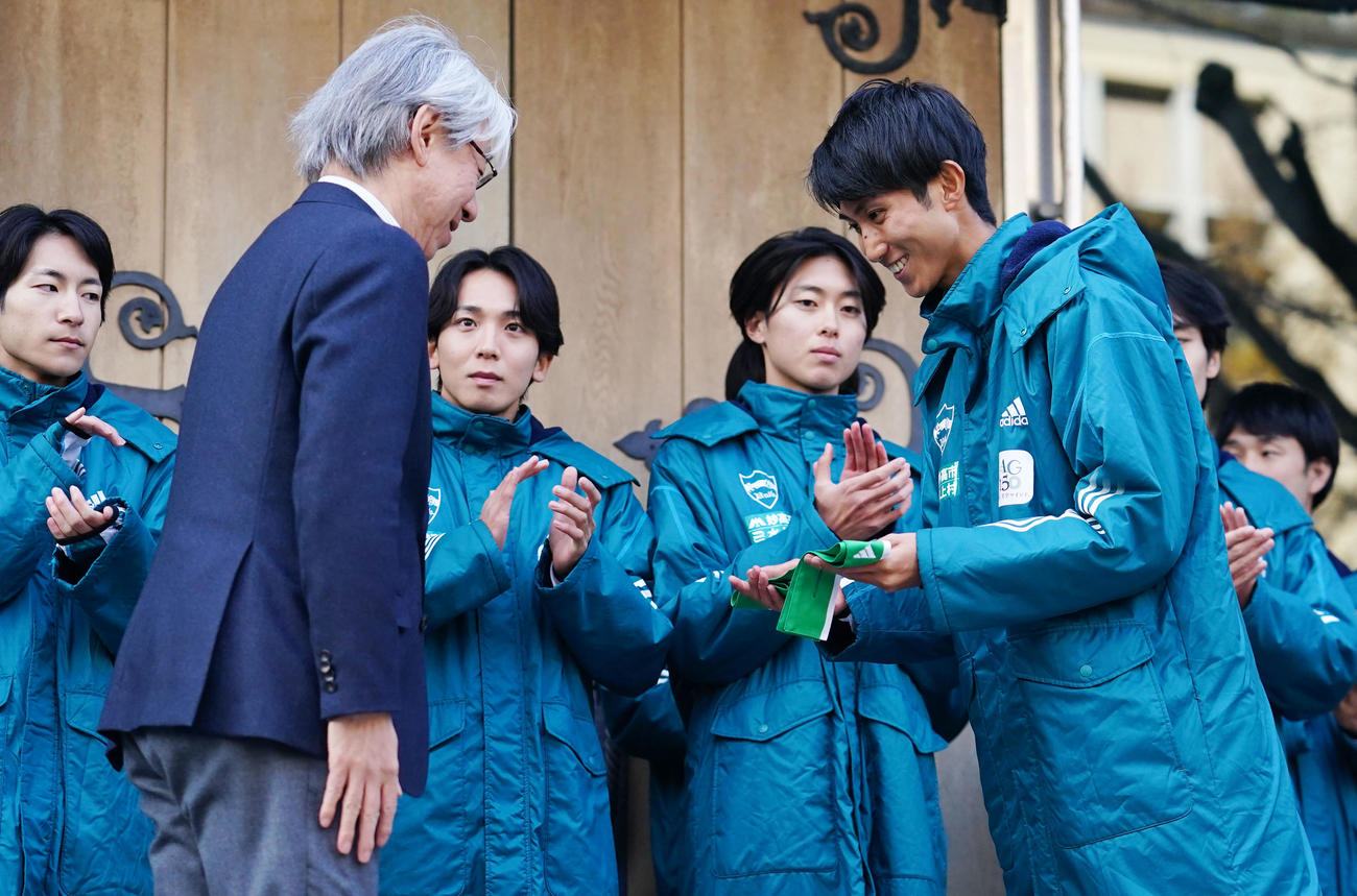 壮行会でタスキを受け取る青学大・田中（右）（撮影・横山健太）