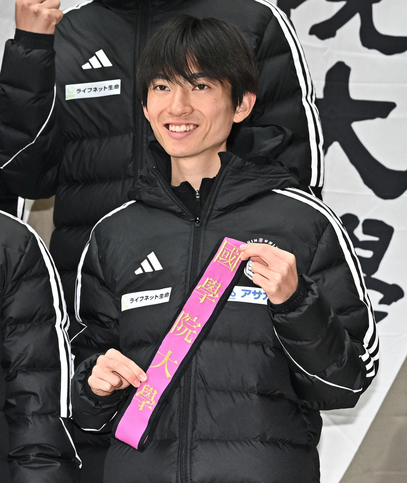 たすきを手に記念撮影する国学院大・平林（撮影・滝沢徹郎）