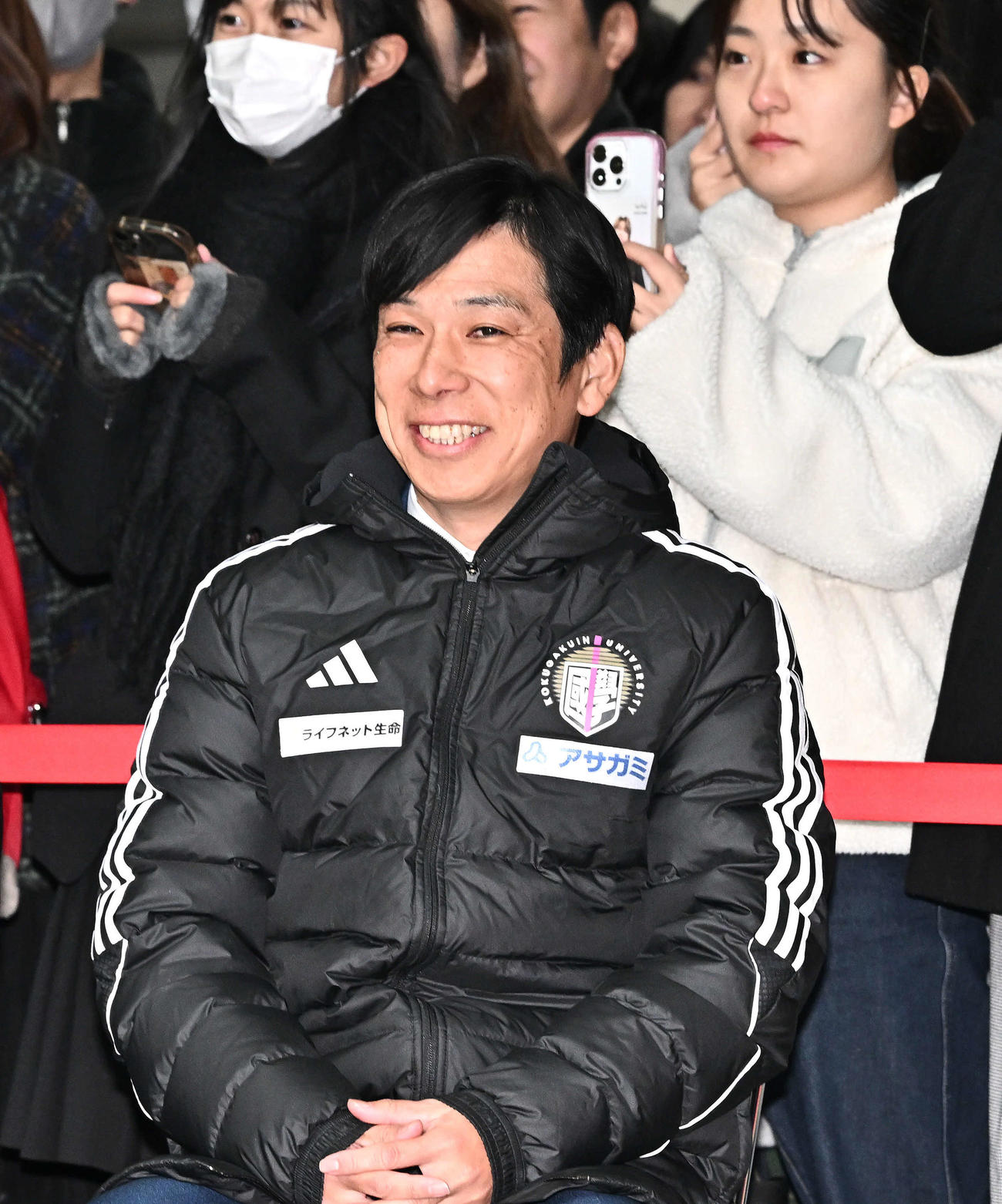 国学院大・平林のあいさつに笑顔を見せる前田監督（撮影・滝沢徹郎）