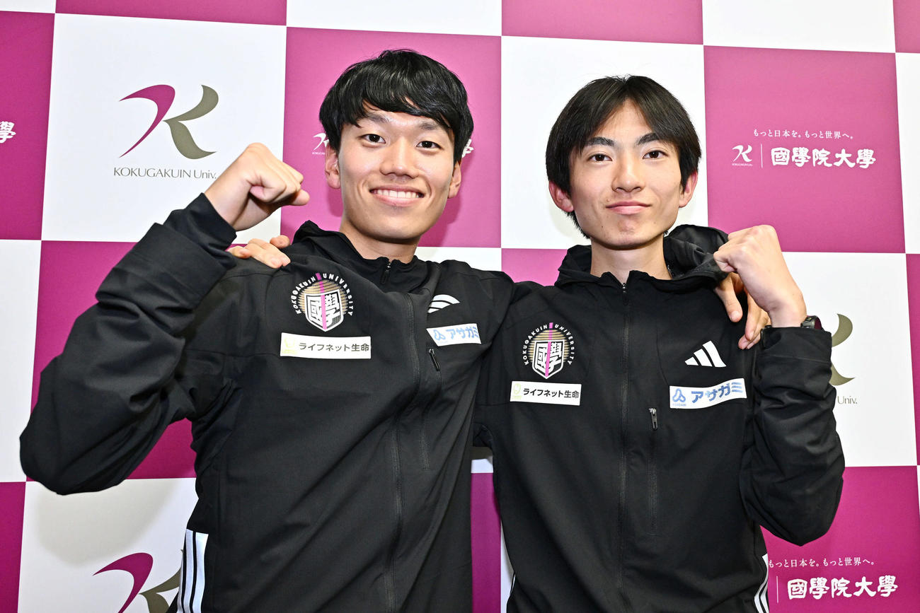 肩を組みガッツポーズする国学院大・山本（左）と平林（撮影・滝沢徹郎）