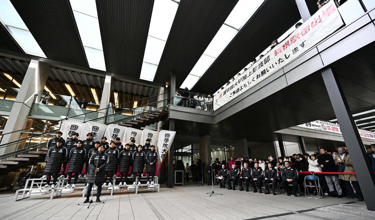 あいさつする国学院大・前田監督（手前）（撮影・滝沢徹郎）
