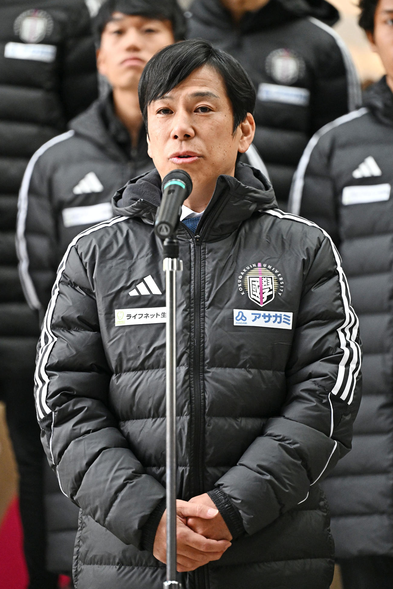 あいさつする国学院大・前田監督（撮影・滝沢徹郎）