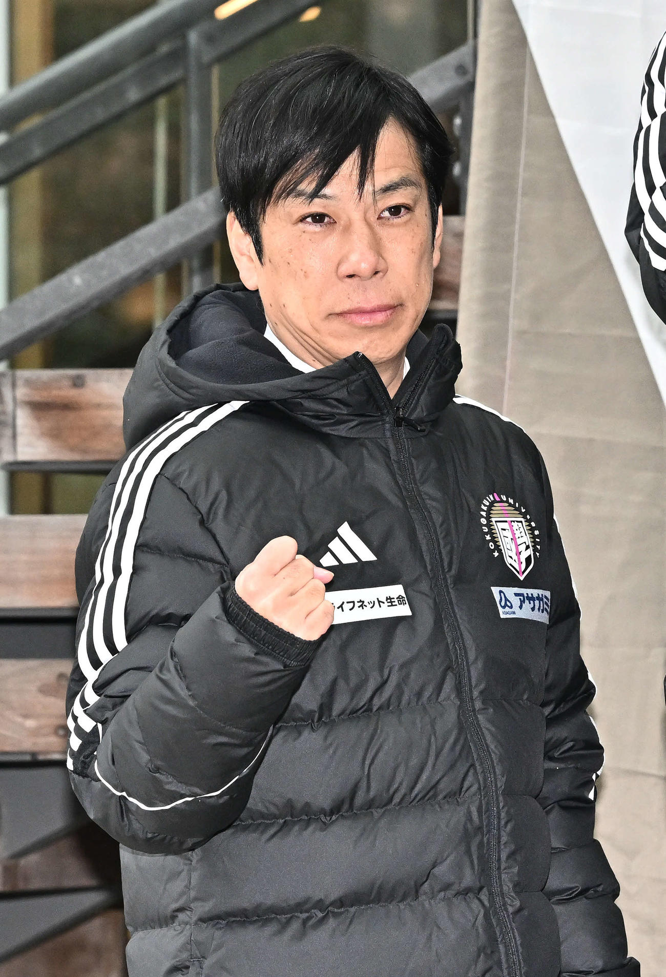 記念撮影でガッツポーズする国学院大・前田監督（撮影・滝沢徹郎）