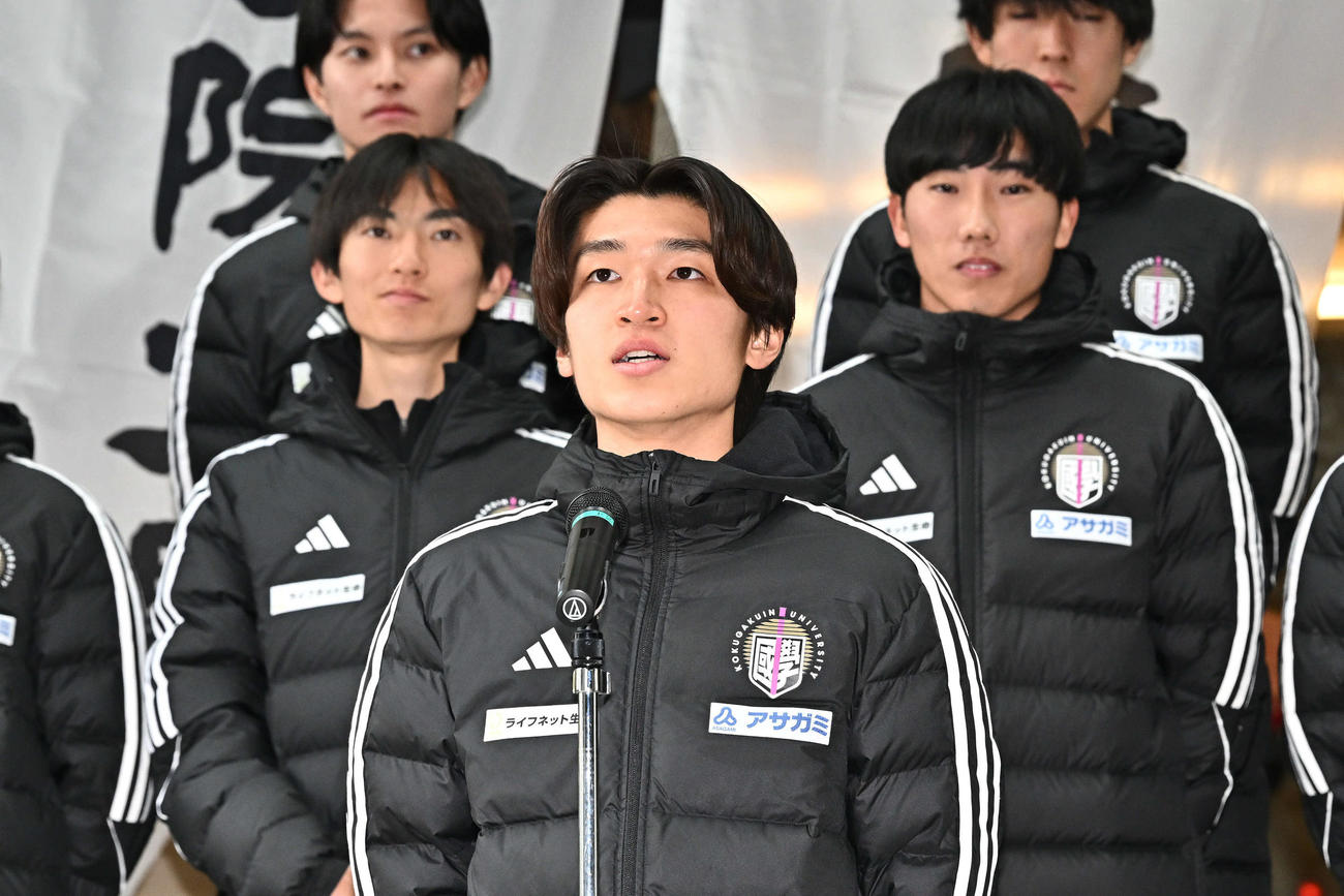あいさつする国学院大・吉田（手前）（撮影・滝沢徹郎）