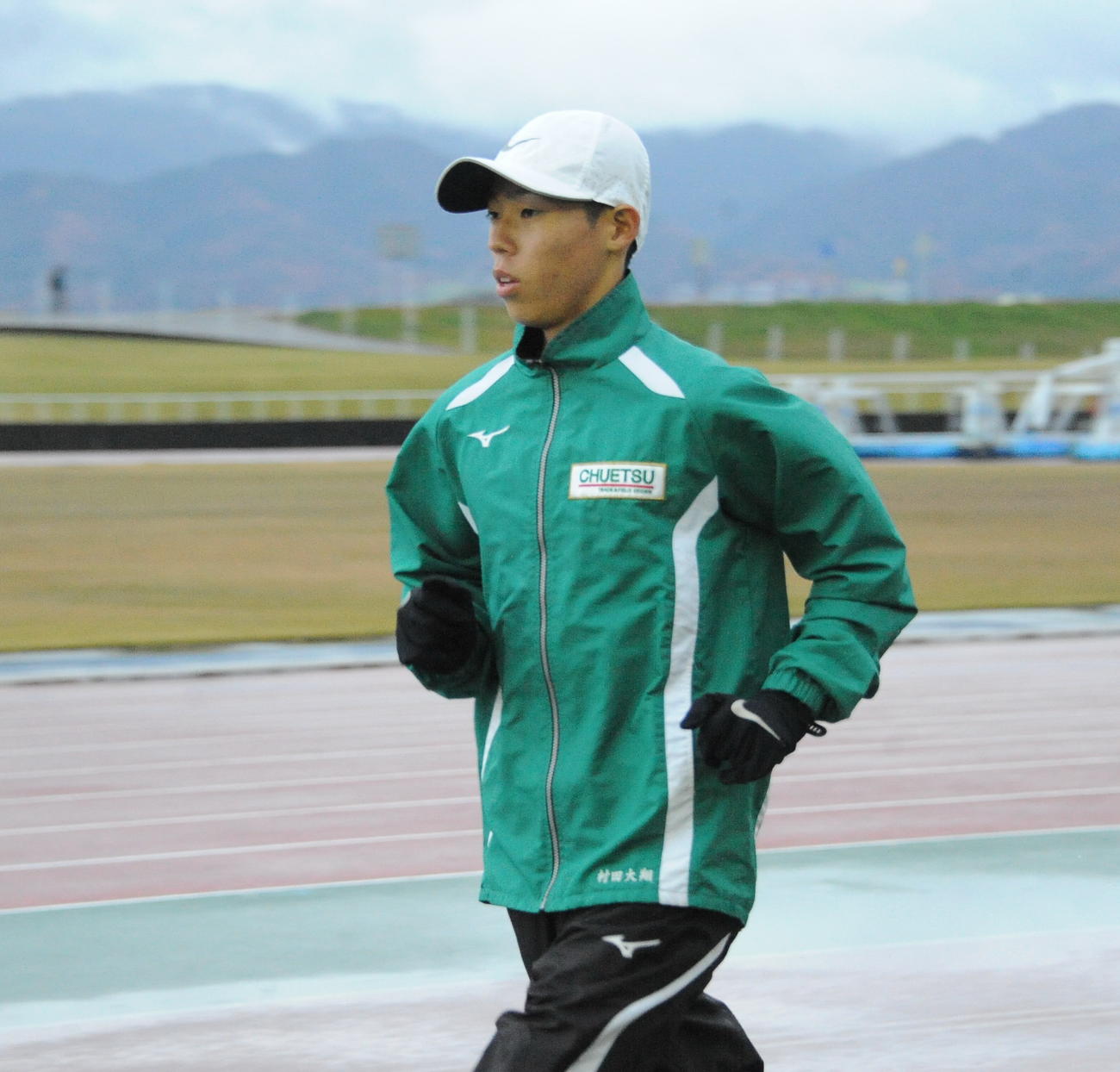 ランニングする中越・村田（撮影・小林忠）