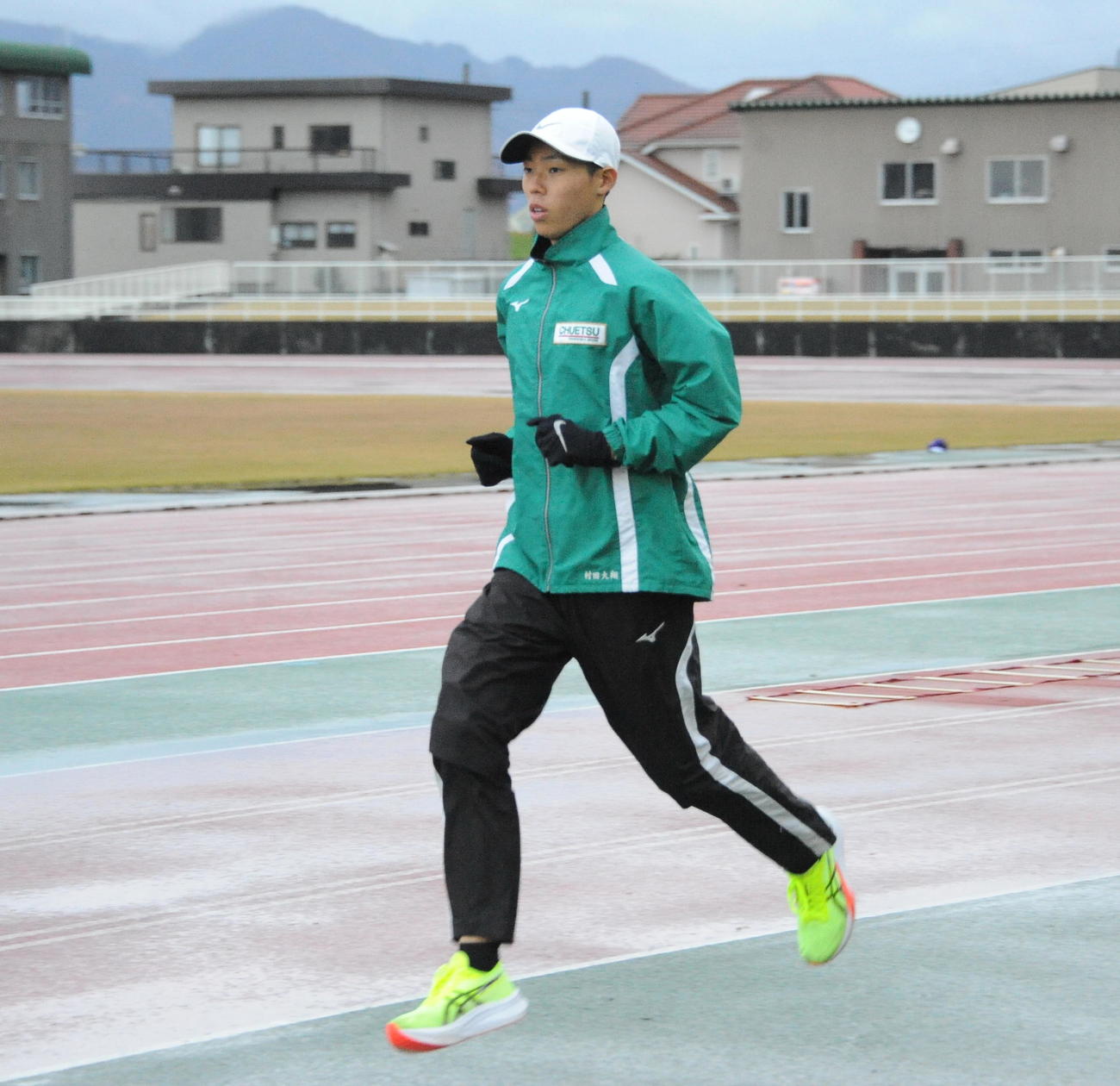 ランニングする中越・村田（撮影・小林忠）