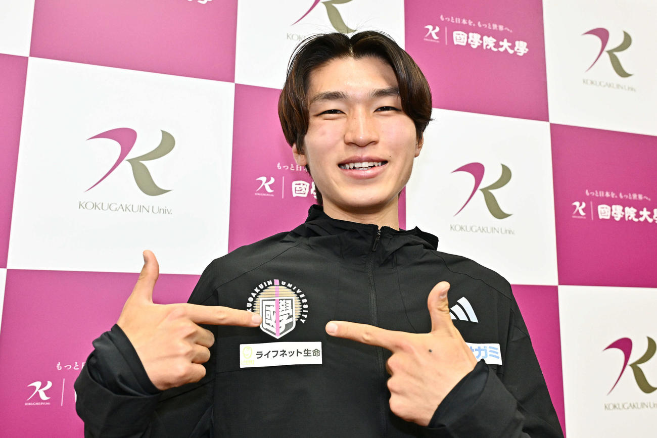 チームのマークを指さす国学院大・吉田（撮影・滝沢徹郎）