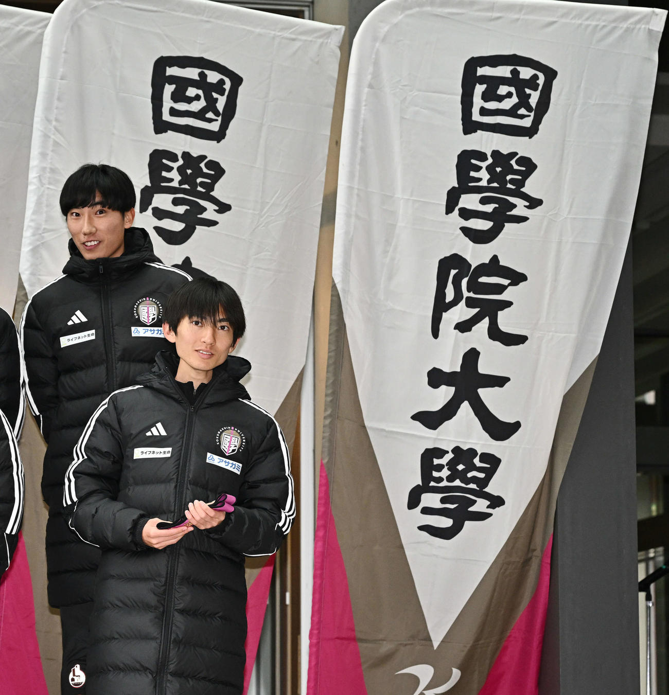 国学院大・針本正行学長から受け取ったたすきを手にする平林（手前）（撮影・滝沢徹郎）