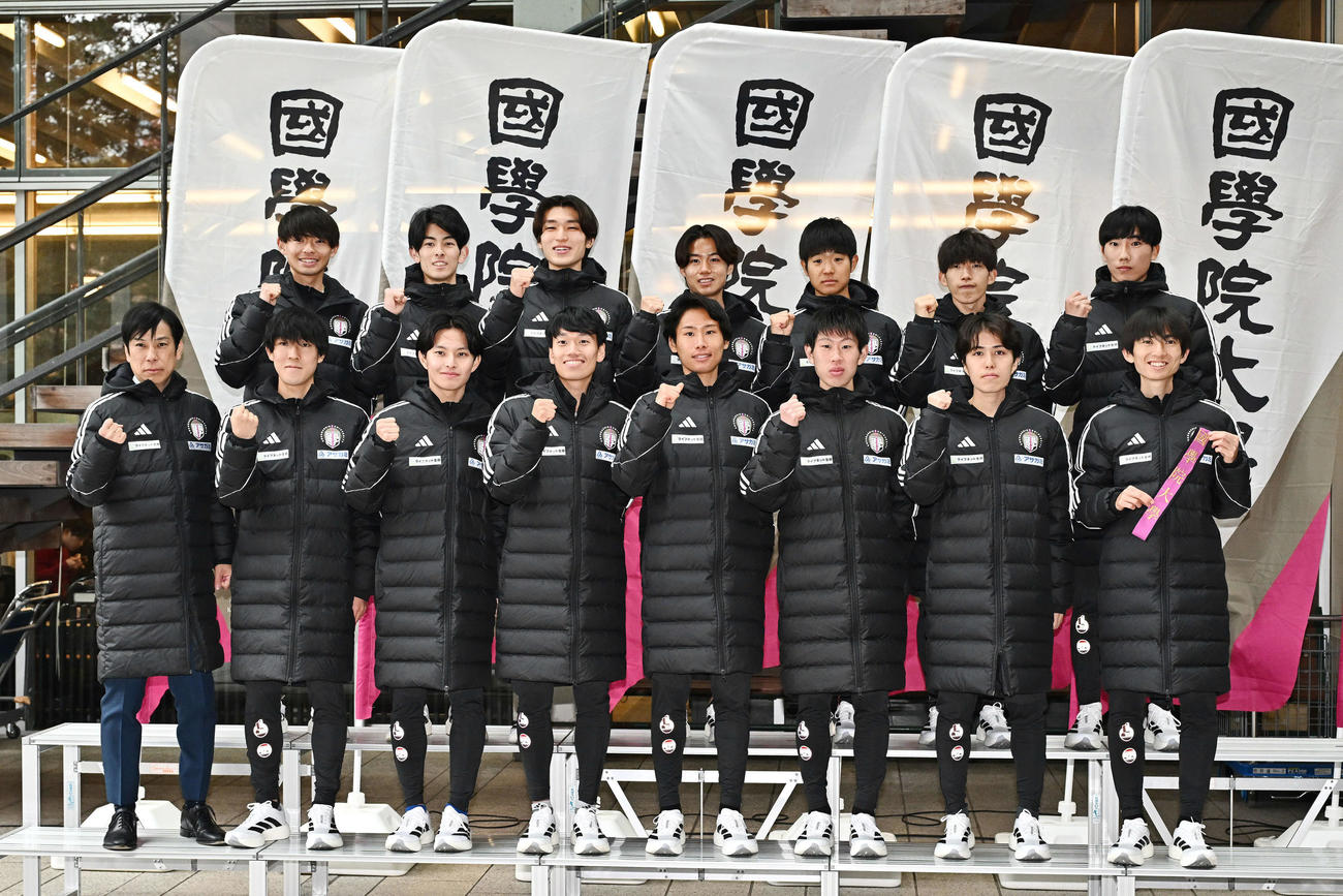 記念撮影する国学院大の選手たち。前列左から前田監督、高山、青木、山本、中川、鶴、佐藤、平林。後列左から辻原、野中、吉田、飯国、岡村、尾熊、椎木主務（撮影・滝沢徹郎）