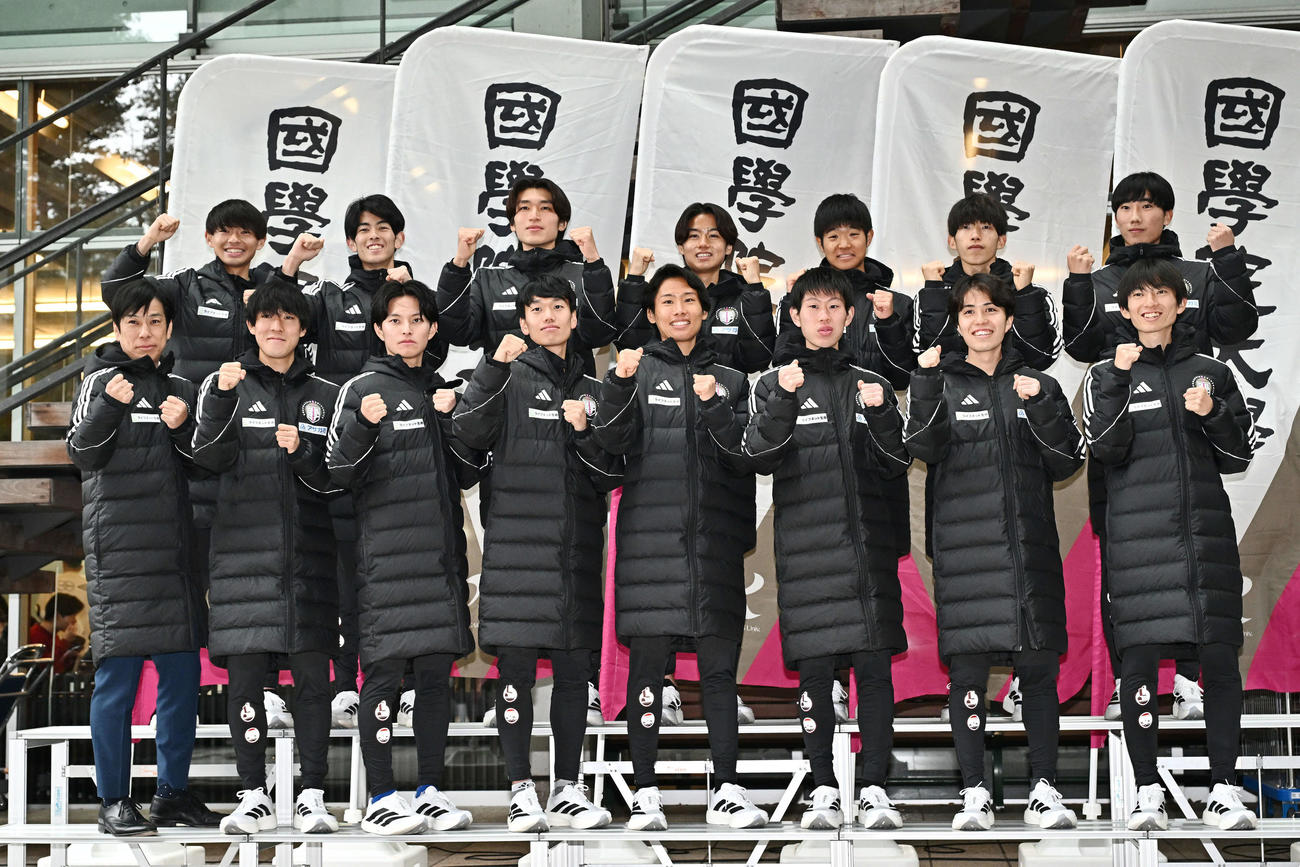 記念撮影する国学院大の選手たち。前列左から前田監督、高山、青木、山本、中川、鶴、佐藤、平林。後列左から辻原、野中、吉田、飯国、岡村、尾熊、椎木主務（撮影・滝沢徹郎）