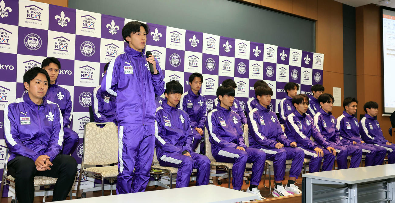 立大男子駅伝部の会見で、あいさつする安藤主将（左から2人目）（撮影・浅見桂子）
