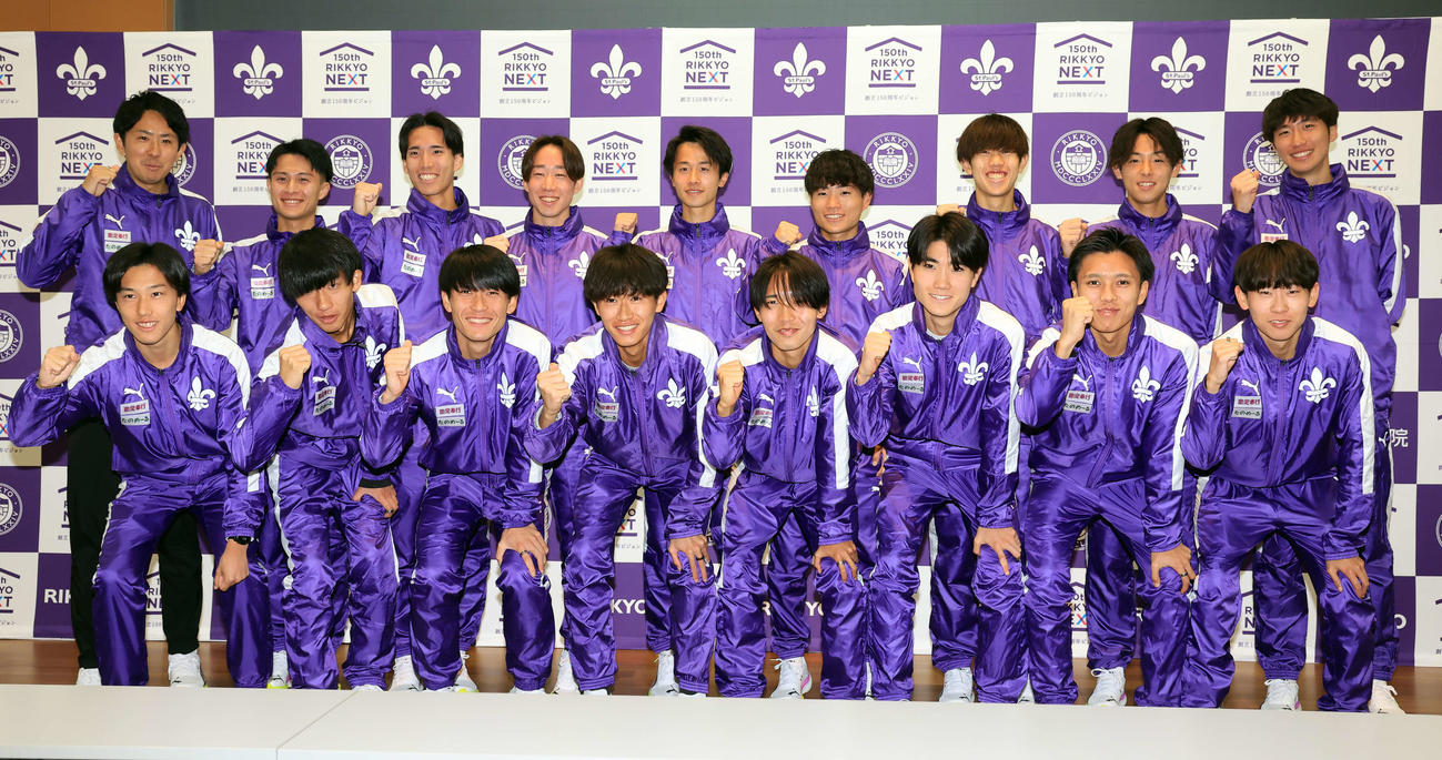 立大男子駅伝部の会見で、笑顔でガッツポーズする、前列左から安藤、稲塚、中田、中西、林、山口、山本、小倉、後列左から高林監督、国安、永井、馬場、吉屋、木島、原田、鈴木、山下（撮影・浅見桂子）