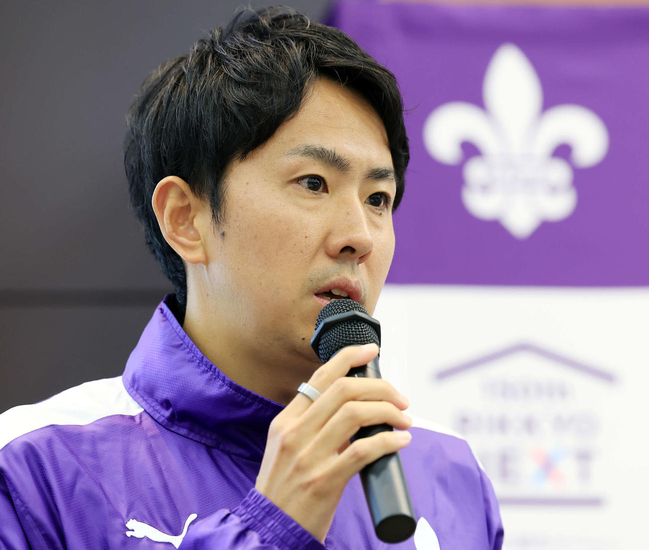 会見であいさつする立大男子駅伝部の高林監督（撮影・浅見桂子）
