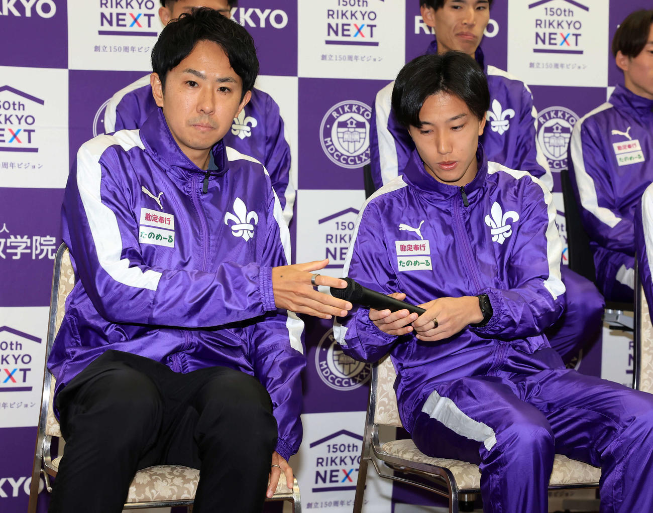 立大男子駅伝部の会見で、マイクを安藤主将（右）に渡す高林監督（撮影・浅見桂子）