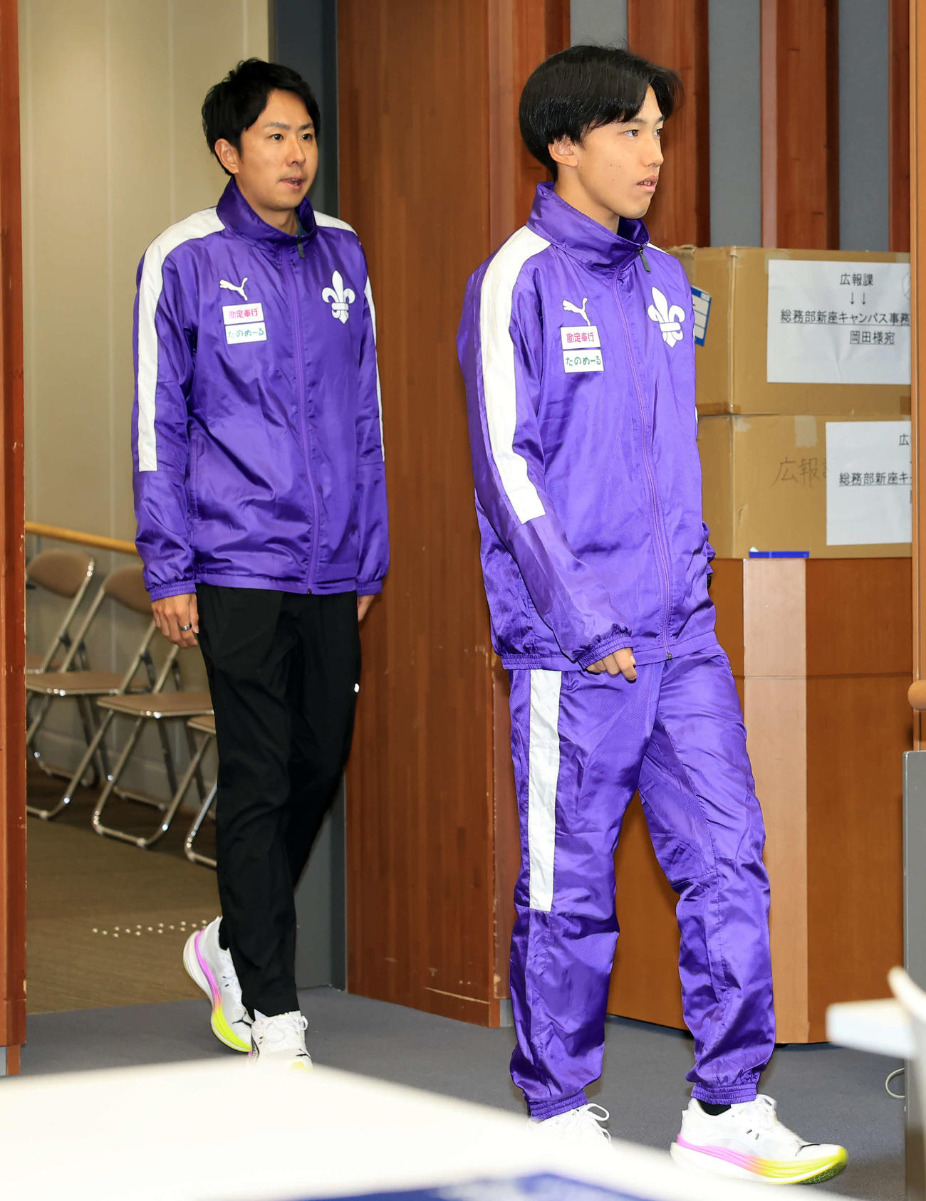 立大男子駅伝部の会見で、入場する安藤主将（右）と高林監督（撮影・浅見桂子）