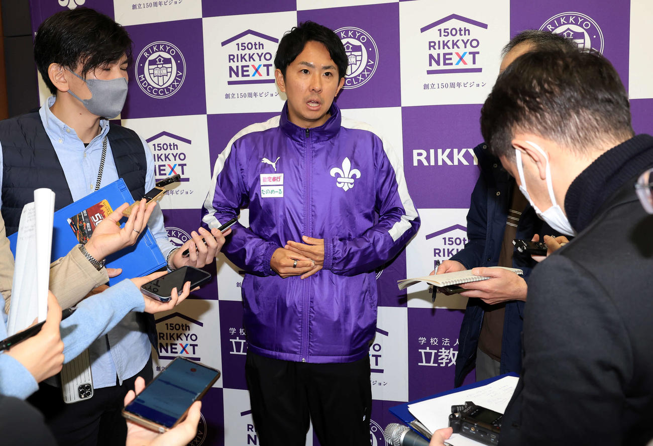 立大男子駅伝部の会見で、報道陣の質問に答える高林監督（中央）（撮影・浅見桂子）