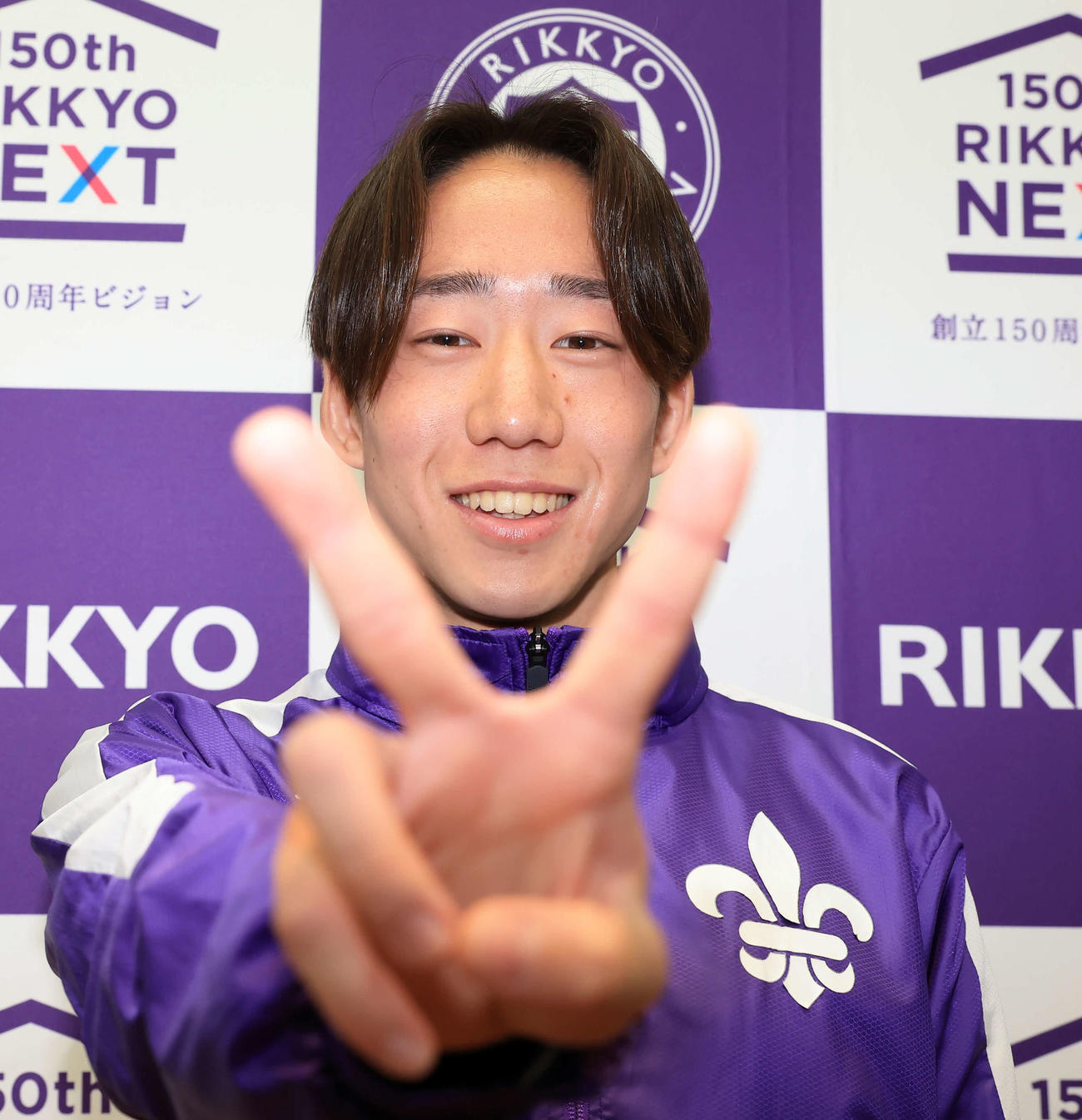 立大男子駅伝部の会見で、笑顔で「2」区のポーズをとる馬場（撮影・浅見桂子）