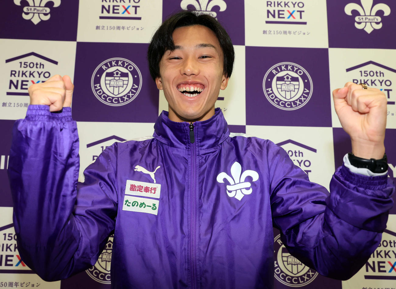 立大男子駅伝部の会見で、笑顔でガッツポーズする安藤主将（撮影・浅見桂子）