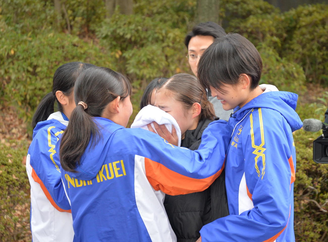 3年連続の2位に涙を流す仙台育英・細川（中央）を、チームメートが温かく迎える（撮影・浜本神威）