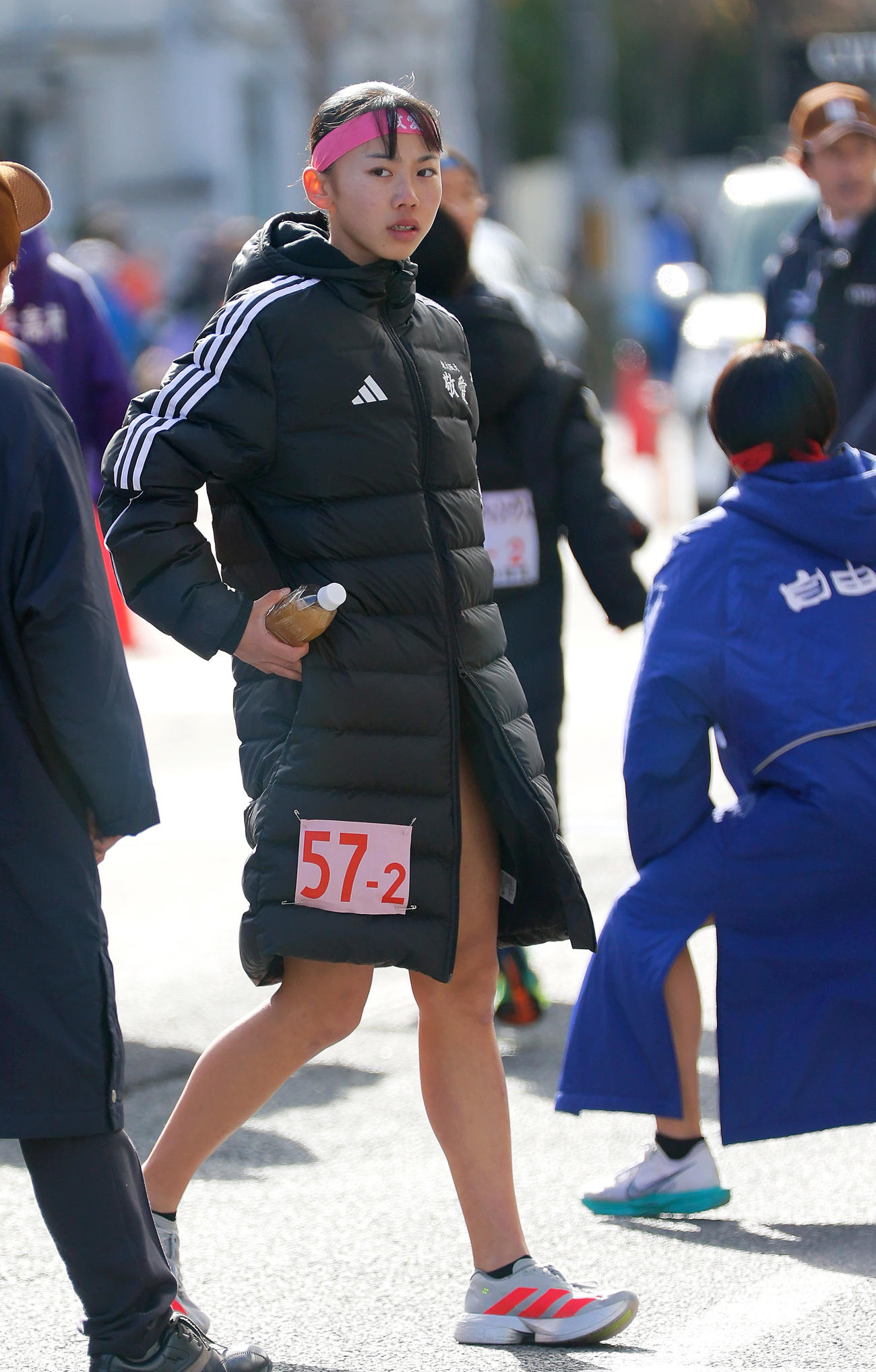 スタートを前に準備する東大阪大敬愛の2区・久保（撮影・上山淳一）