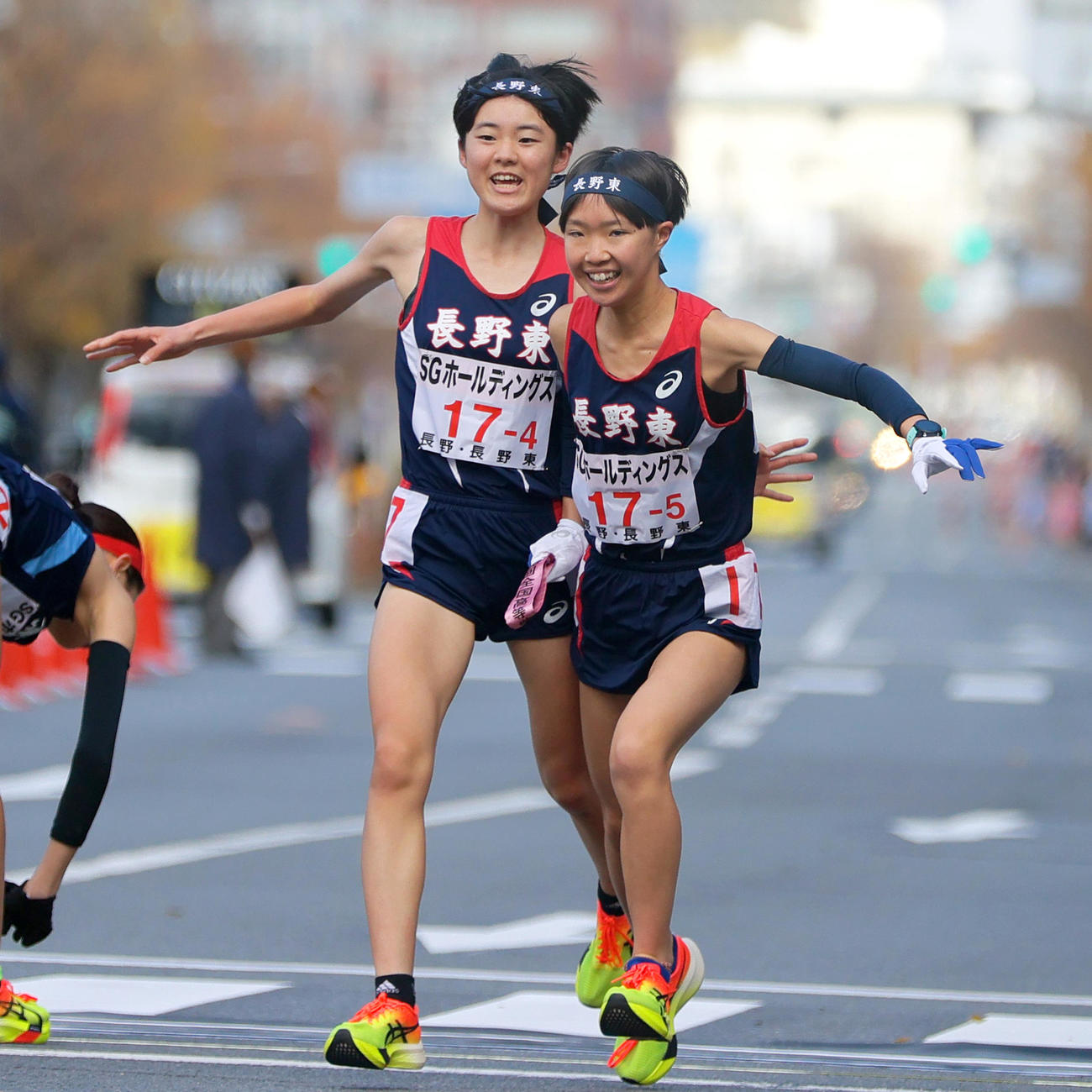 長野東の5区・田畑（手前）にタスキを渡す4区の今井（撮影・上山淳一）