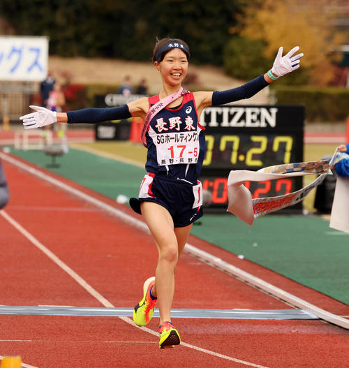 全国高校駅伝・女子の部　1位でゴールする長野東の田畑陽菜（撮影・加藤哉）