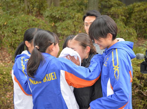 3年連続の2位に涙を流す仙台育英・細川（中央）を、チームメートが温かく迎える（撮影・浜本神威）