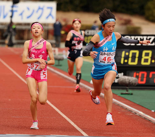 全国高校駅伝・女子の部　ゴールする神村学園・瀬戸口凜（右）と東大阪大敬愛・長谷川莉都（撮影・加藤哉）