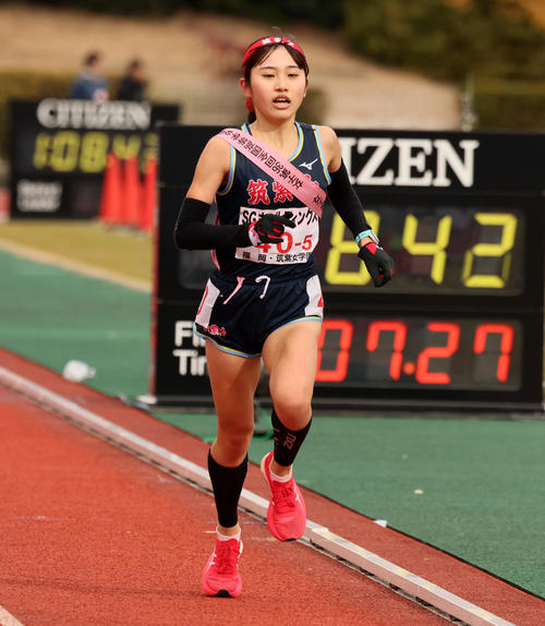 全国高校駅伝・女子の部　ゴールする筑紫女学園・佐々木玲奈（撮影・加藤哉）