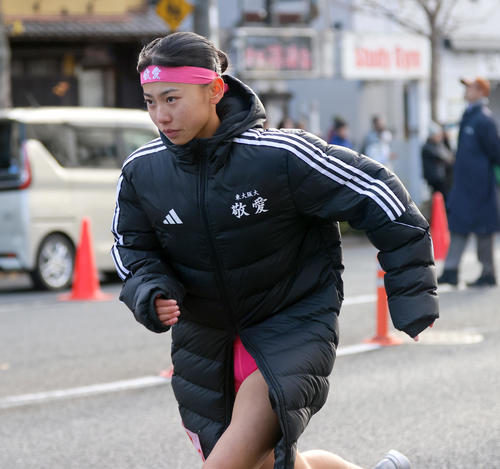 スタートを前に準備する東大阪大敬愛の2区・久保（撮影・上山淳一）