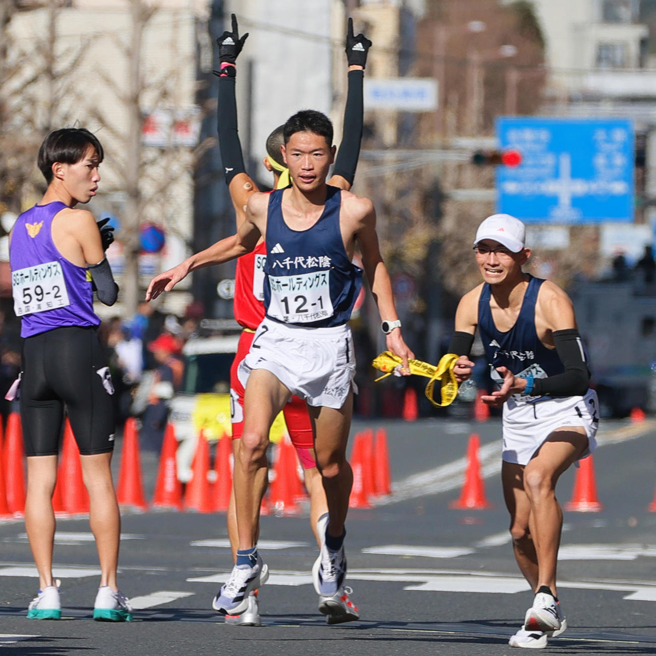 八千代松陰の1区・鈴木（中央）は2区・上杉にタスキを渡す（撮影・上山淳一）