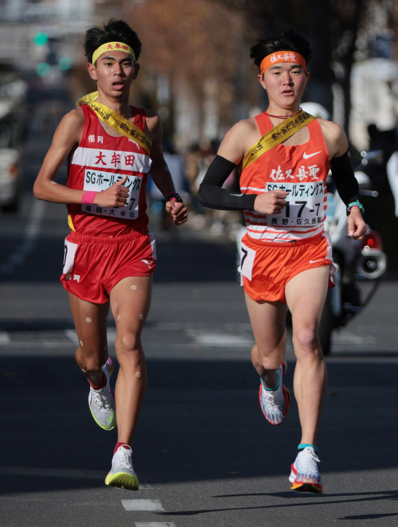 全国高校駅伝・男子の部　7区、力走する大牟田の村上遵世（左）と佐久長聖の石川浩輝（代表撮影）