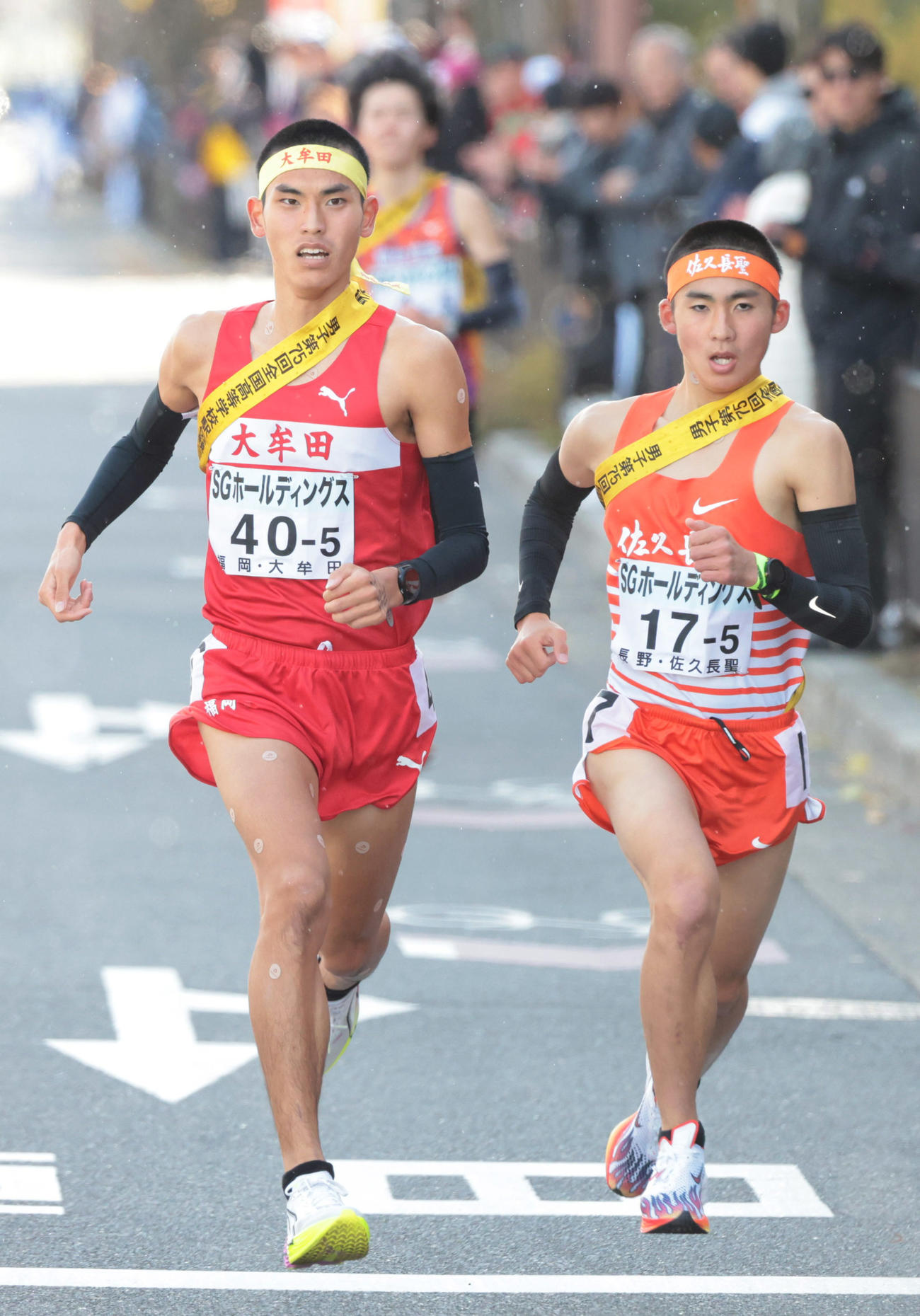 全国高校駅伝・男子の部　5区、仙台育英の市川太羅（奥）を引き離し、競り合う大牟田の塚田虎翼（左）と佐久長聖の酒井崇史（代表撮影）