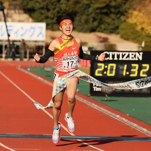 全国高校駅伝・男子の部　1位でゴールする佐久長聖・石川（撮影・加藤哉）