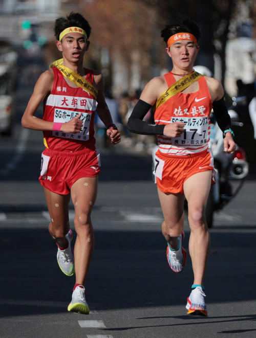 全国高校駅伝・男子の部　7区、力走する大牟田の村上遵世（左）と佐久長聖の石川浩輝（代表撮影）