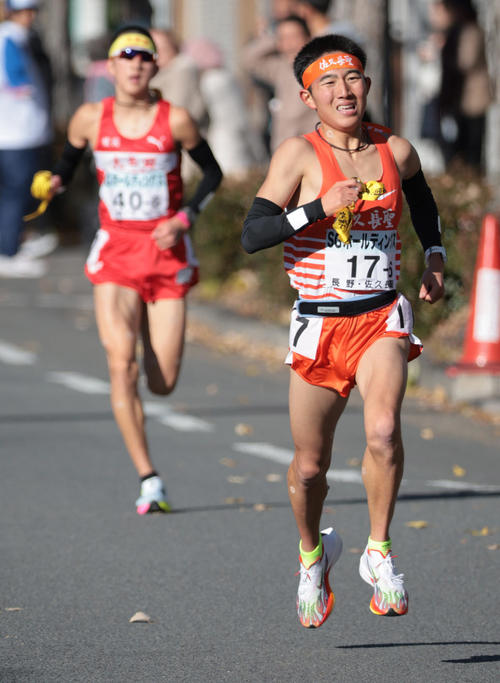 全国高校駅伝・男子の部　6区、中継所前で大牟田の森本守勇（左）を引き離す佐久長聖の岸端悠友（代表撮影）