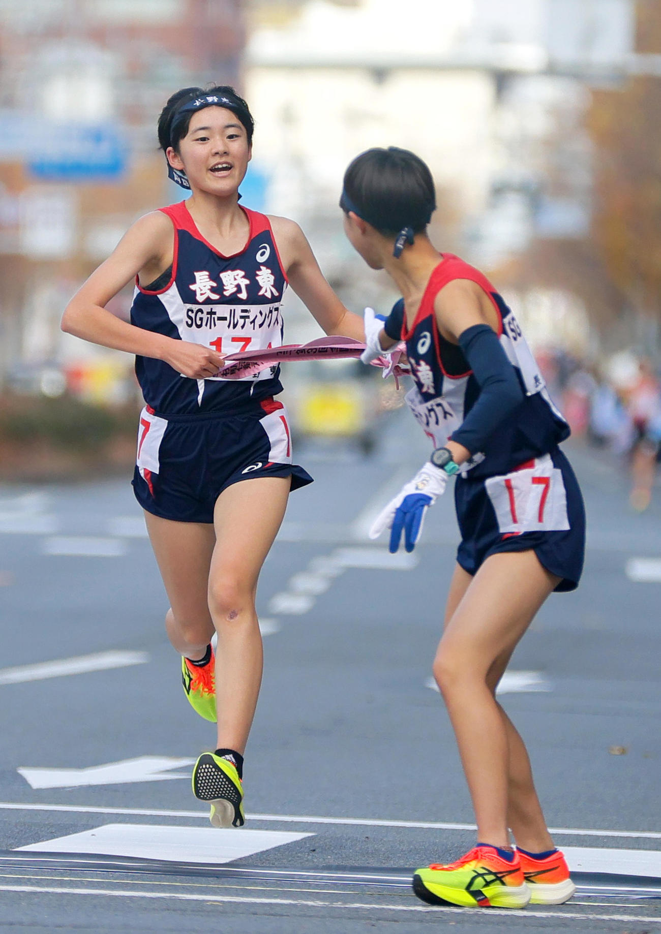 長野東の5区・田畑（手前）にタスキを渡す4区の今井（撮影・上山淳一）