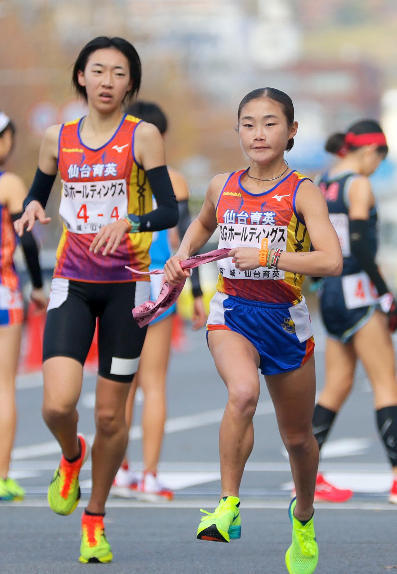 仙台育英の5区・細川（手前）は4区・手塚からタスキを受け力走する（撮影・上山淳一）