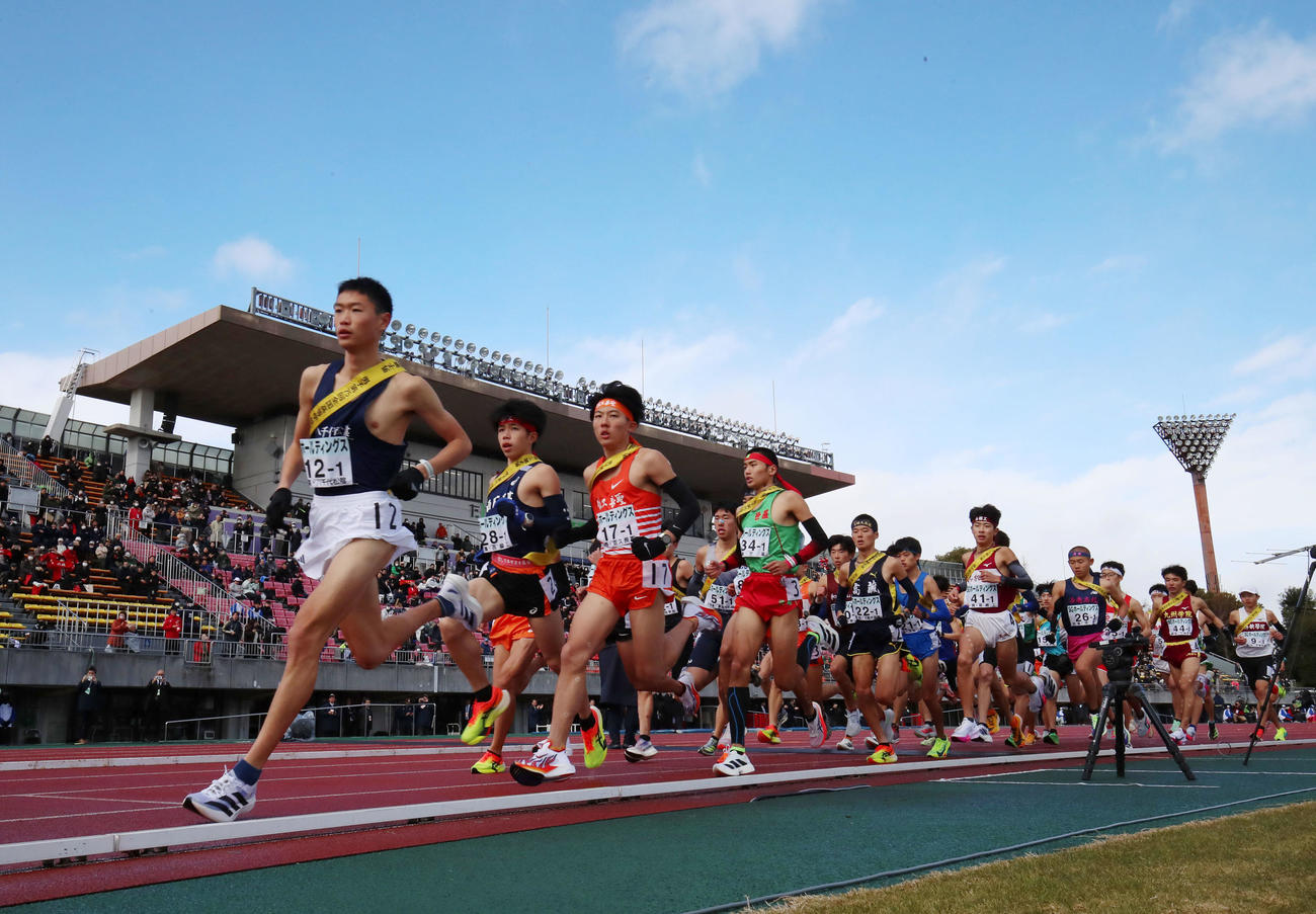 全国高校駅伝・男子の部　スタートし先頭を走る八千代松陰・鈴木琉胤（左）とランナーたち（撮影・加藤哉）