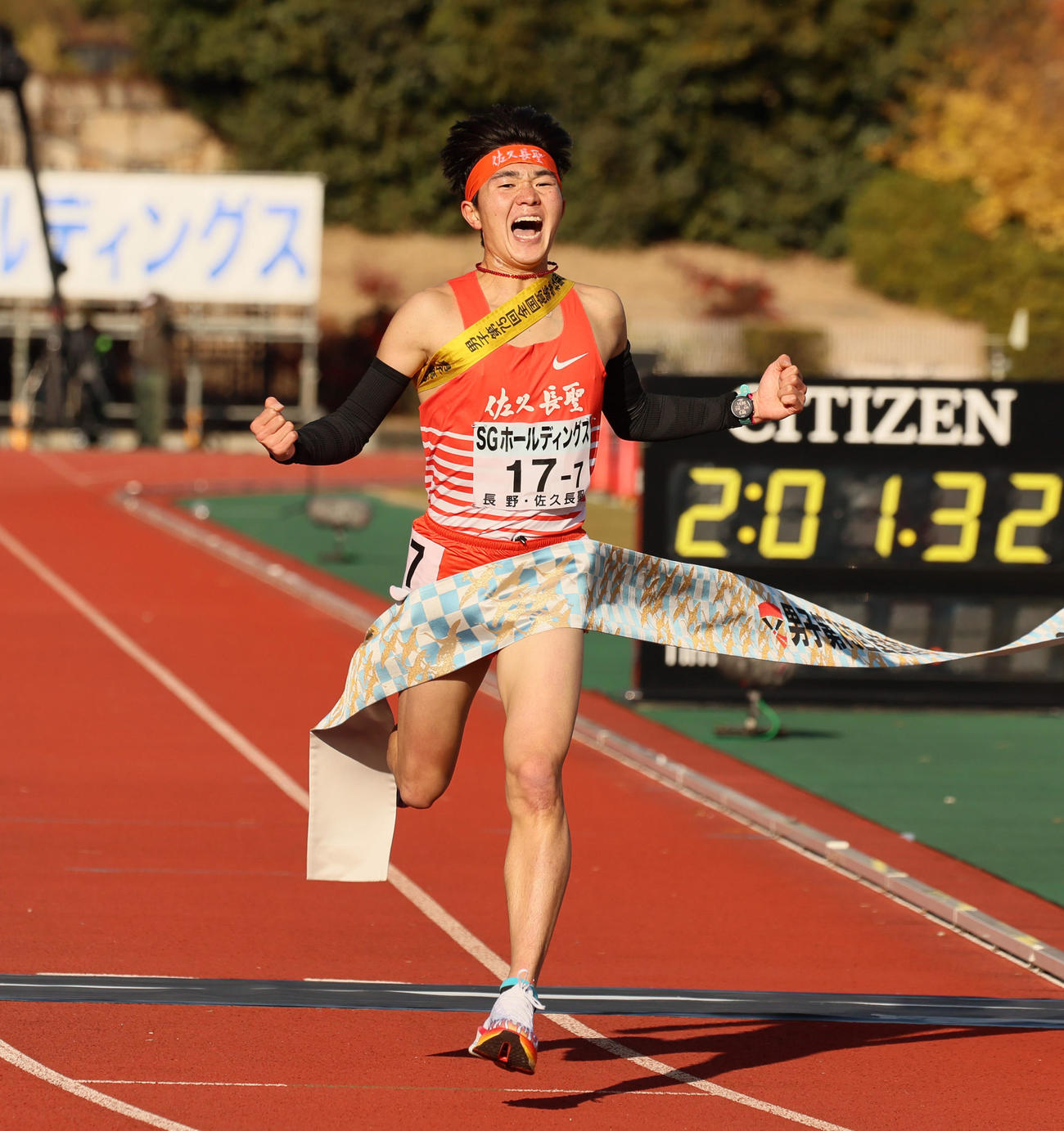 全国高校駅伝・男子の部　1位でゴールする佐久長聖・石川浩輝（撮影・加藤哉）
